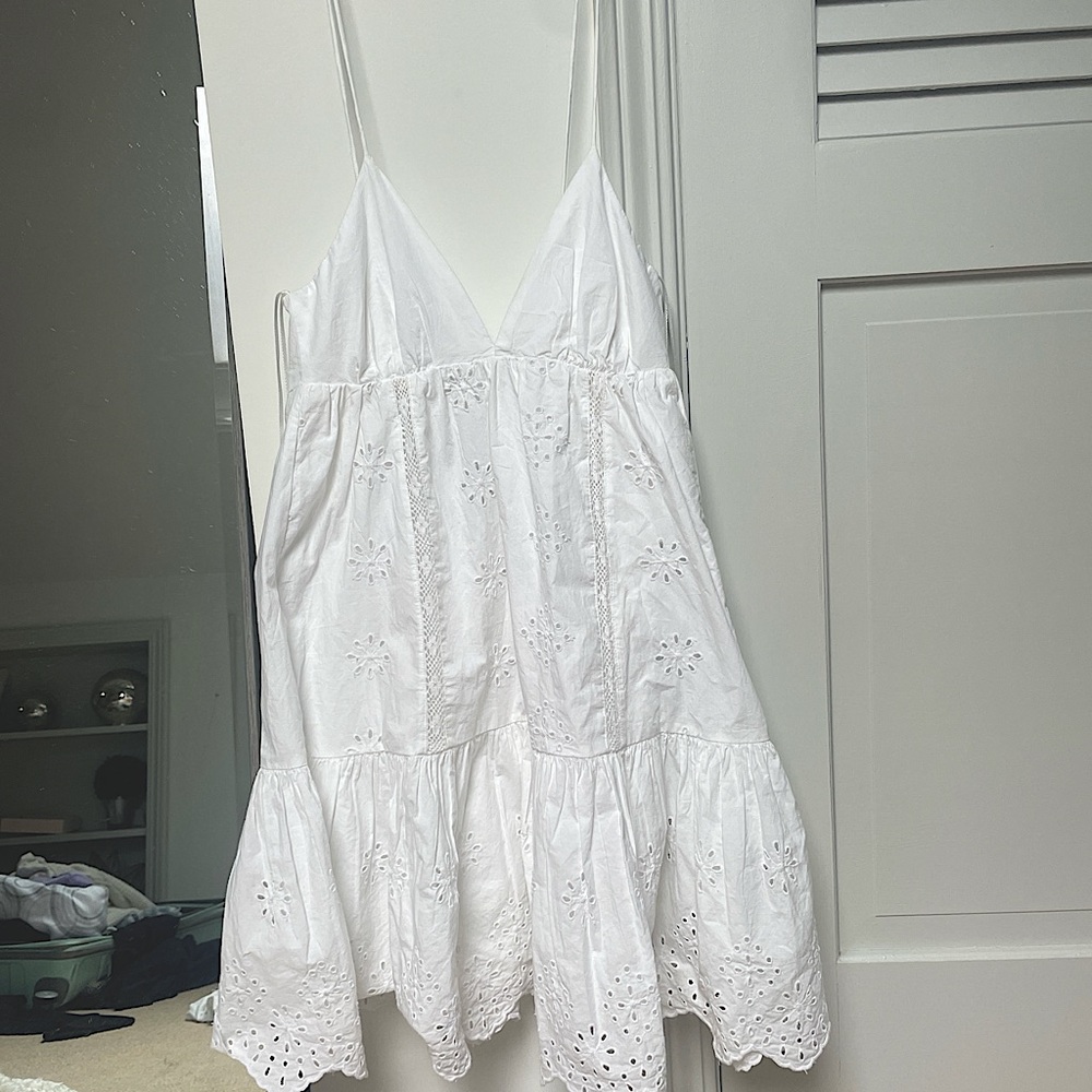 Cute white flow dress! Flower shape design!! Perfect for summer and vacation